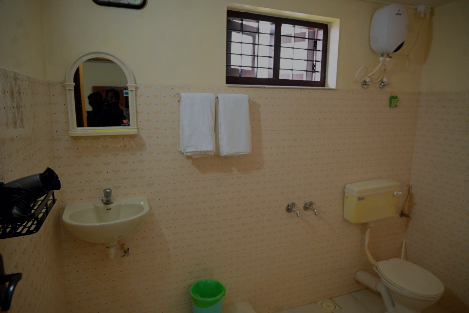 Bathroom with sink, mirror and geyser